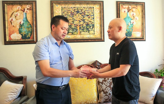 你为百姓守平安 我们为你送温暖——星瑞集团退役老兵对患癌警官文壮进行慰问捐赠(图1)
