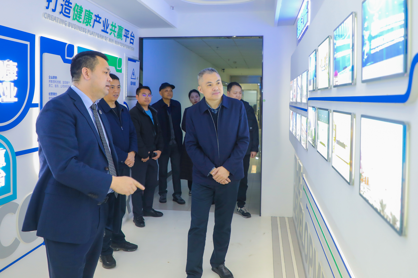 重庆市潼南区民政局局长薛荟一行莅临星瑞集团考察指导(图2)