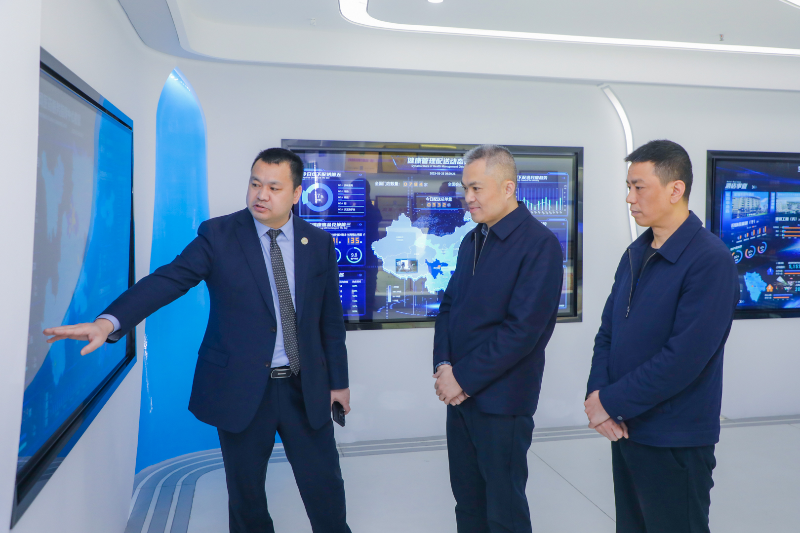 重庆市潼南区民政局局长薛荟一行莅临星瑞集团考察指导(图3)