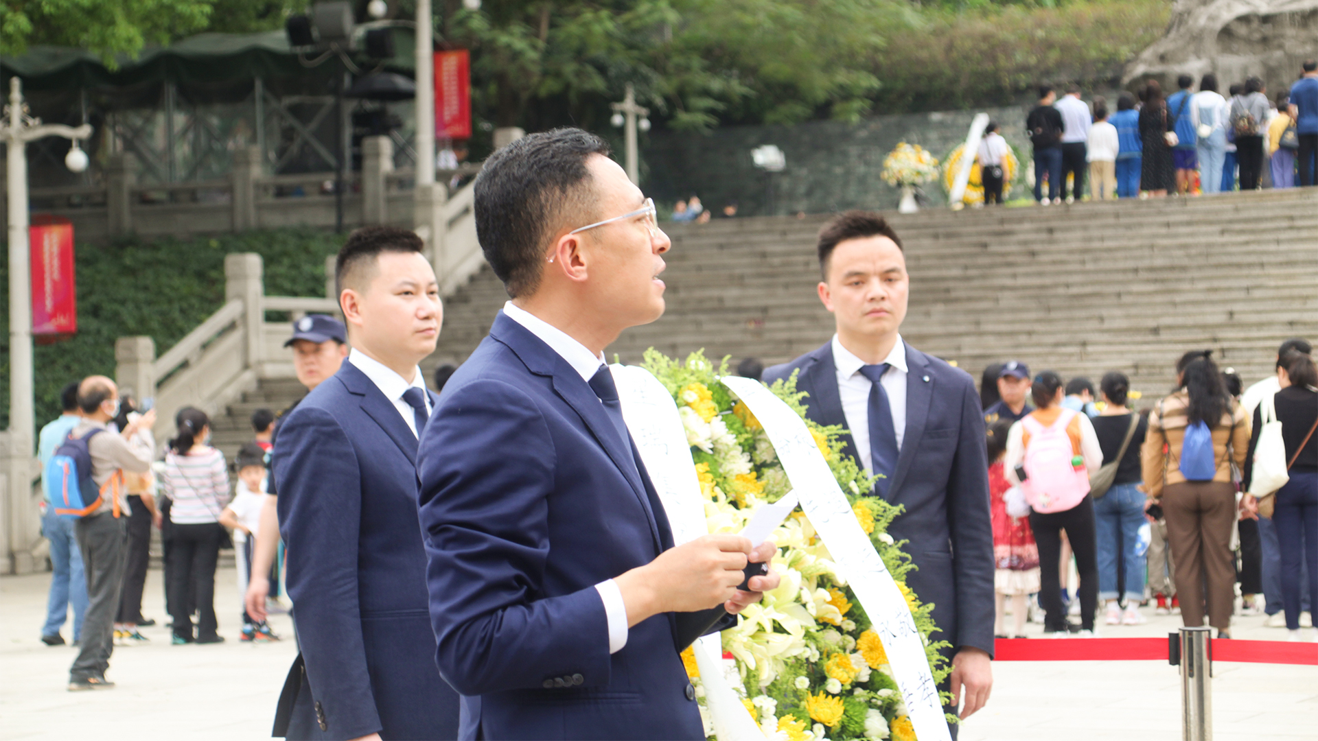 深切缅怀革命先烈 珍惜幸福健康生活 ——星瑞集团各区域组织员工、客户开展烈士陵园祭扫活动(图3)