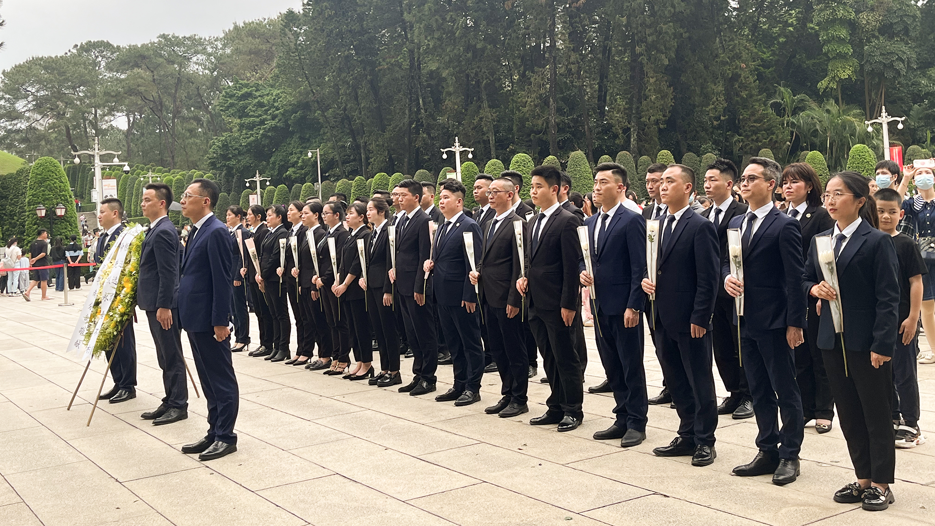 深切缅怀革命先烈 珍惜幸福健康生活 ——星瑞集团各区域组织员工、客户开展烈士陵园祭扫活动(图1)
