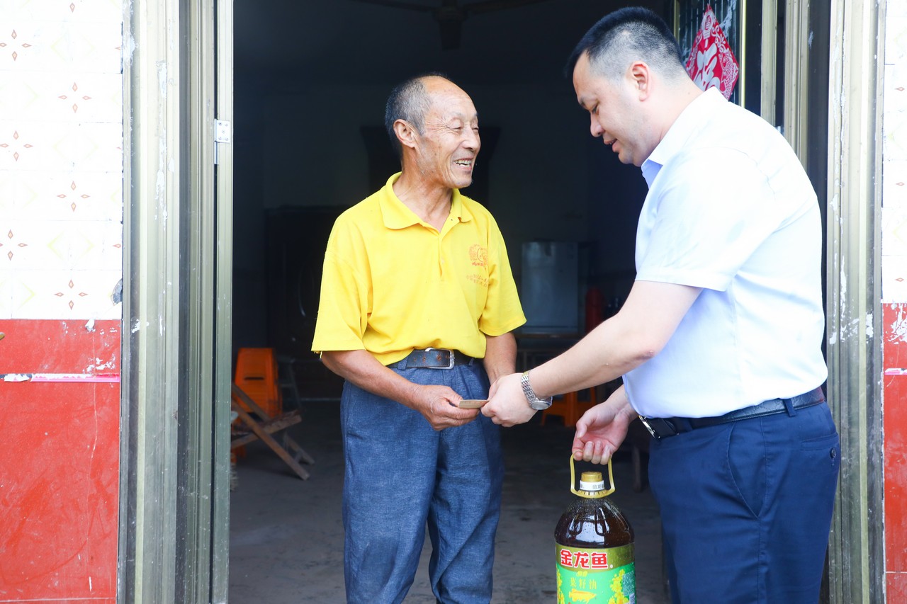 感党恩 叙乡情 助振兴 ——星瑞集团开展“七一”建党节慰问捐赠活动(图12)