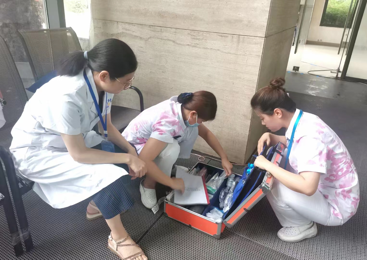 精细严实抓保障 用心用情做服务 ——星瑞集团旗下成都双流蛟龙港医院圆满完成第二季“运动促进健康杯” 短池游泳大师赛医疗保障服务(图2)