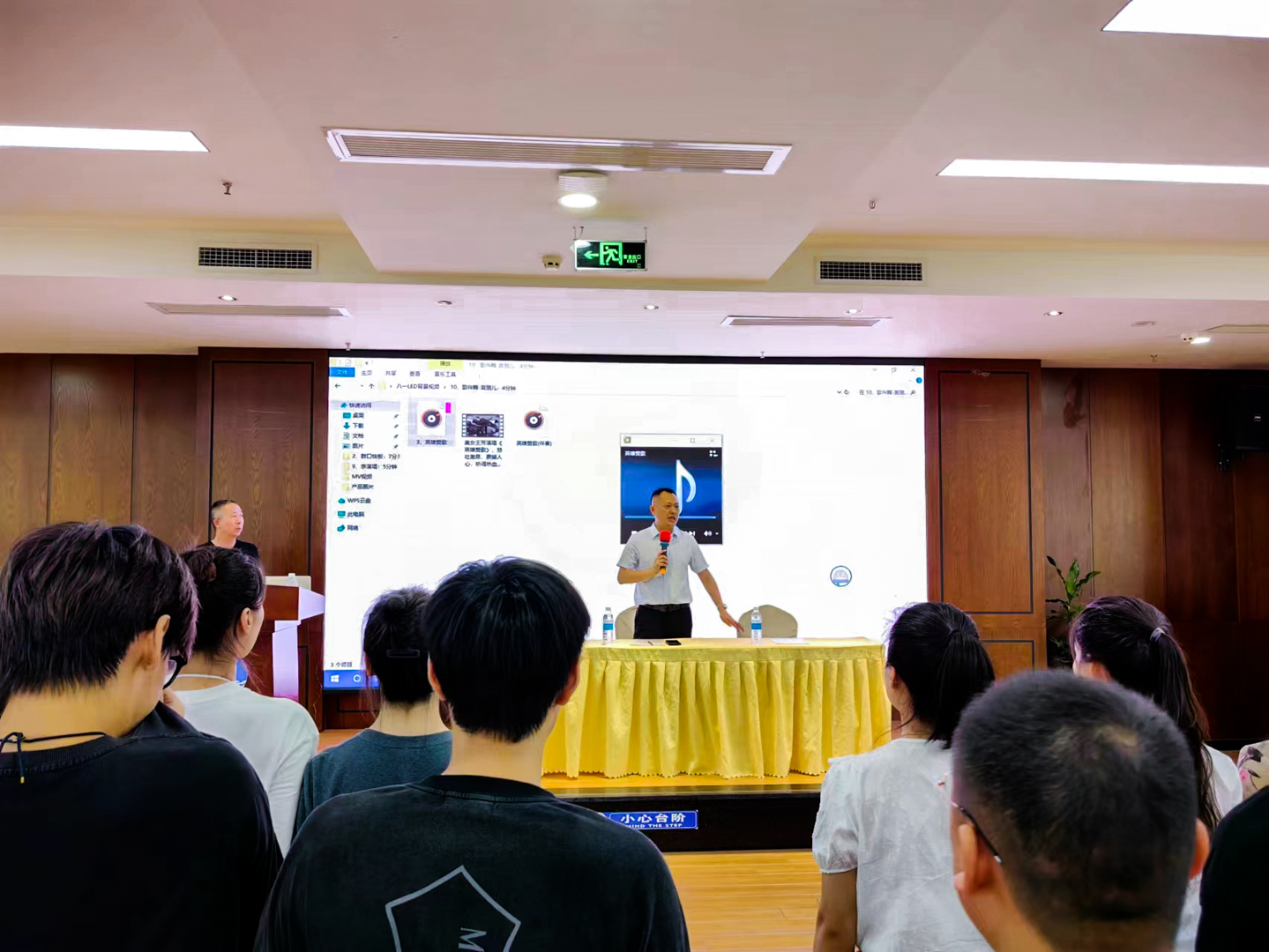 吕状文董事长看望“八一”老兵联谊会参演人员(图4)