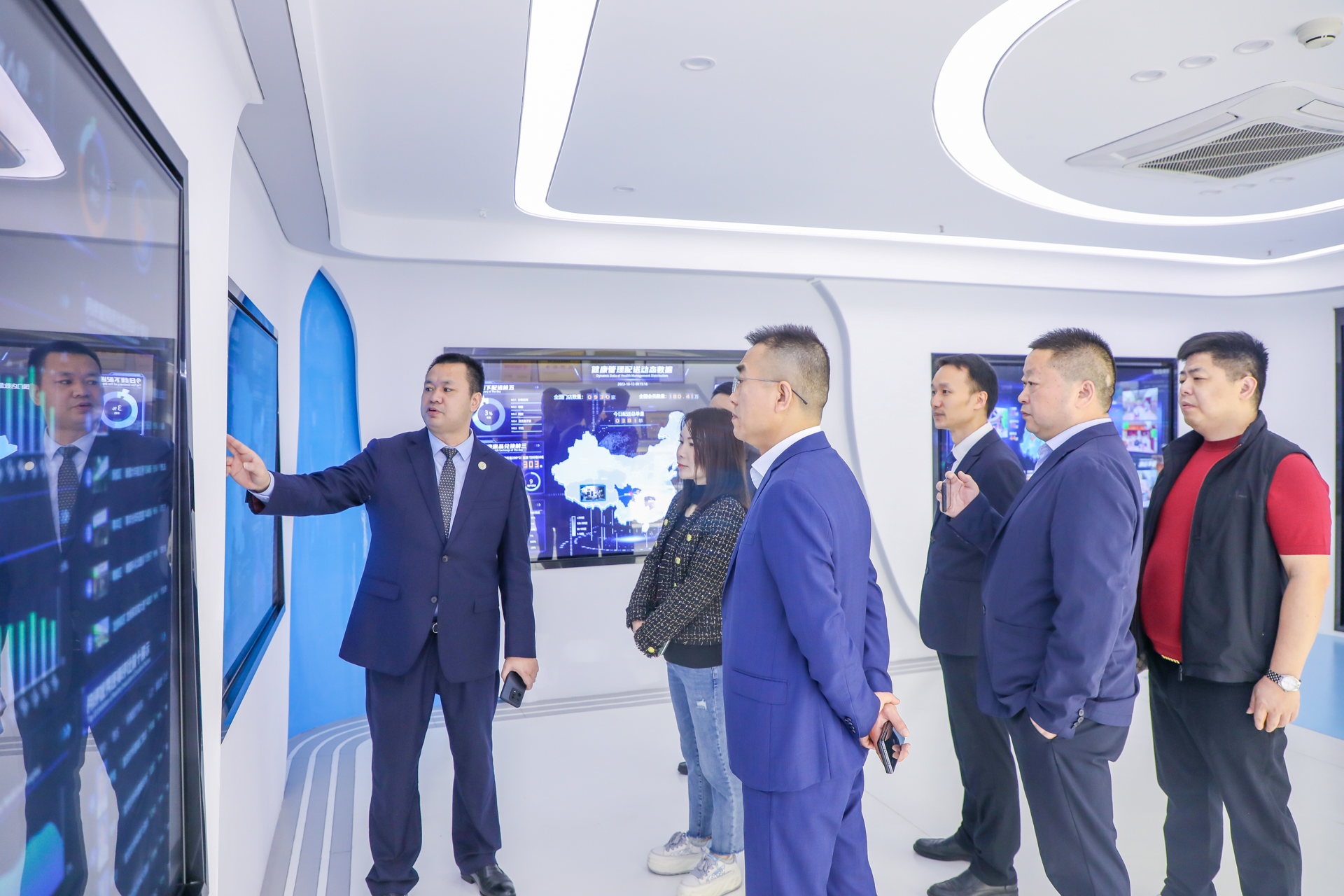 江苏省养老服务标杆企业、江苏省“敬老文明号”、全国“敬老文明号”——江苏悦心养老产业集团领导一行莅临星瑞集团考察交流(图4)