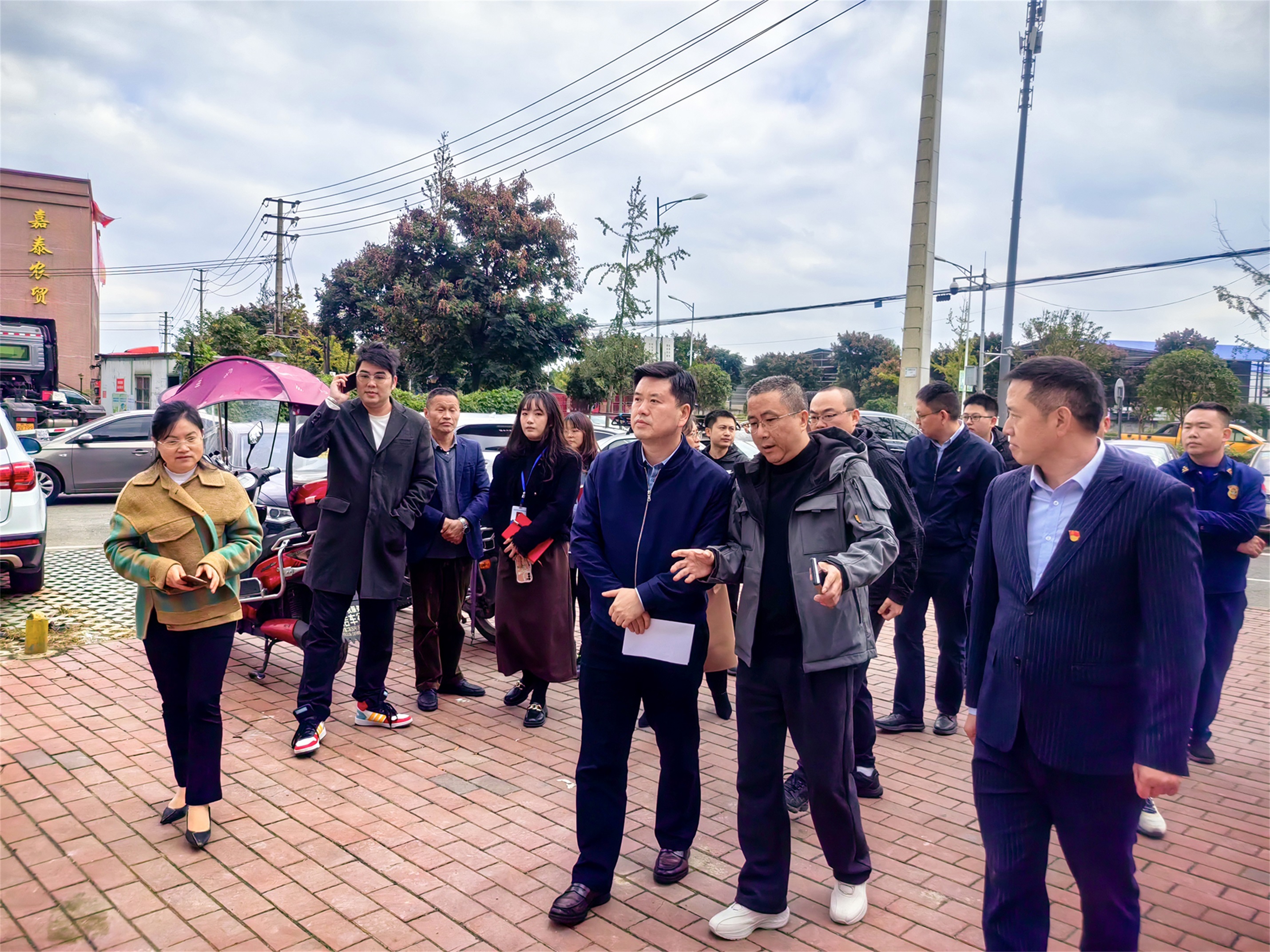 一线调研抓推进 现场办公解民忧 ——成都市青白江区人民政府领导一行到星瑞集团项目建设现场调研(图2)