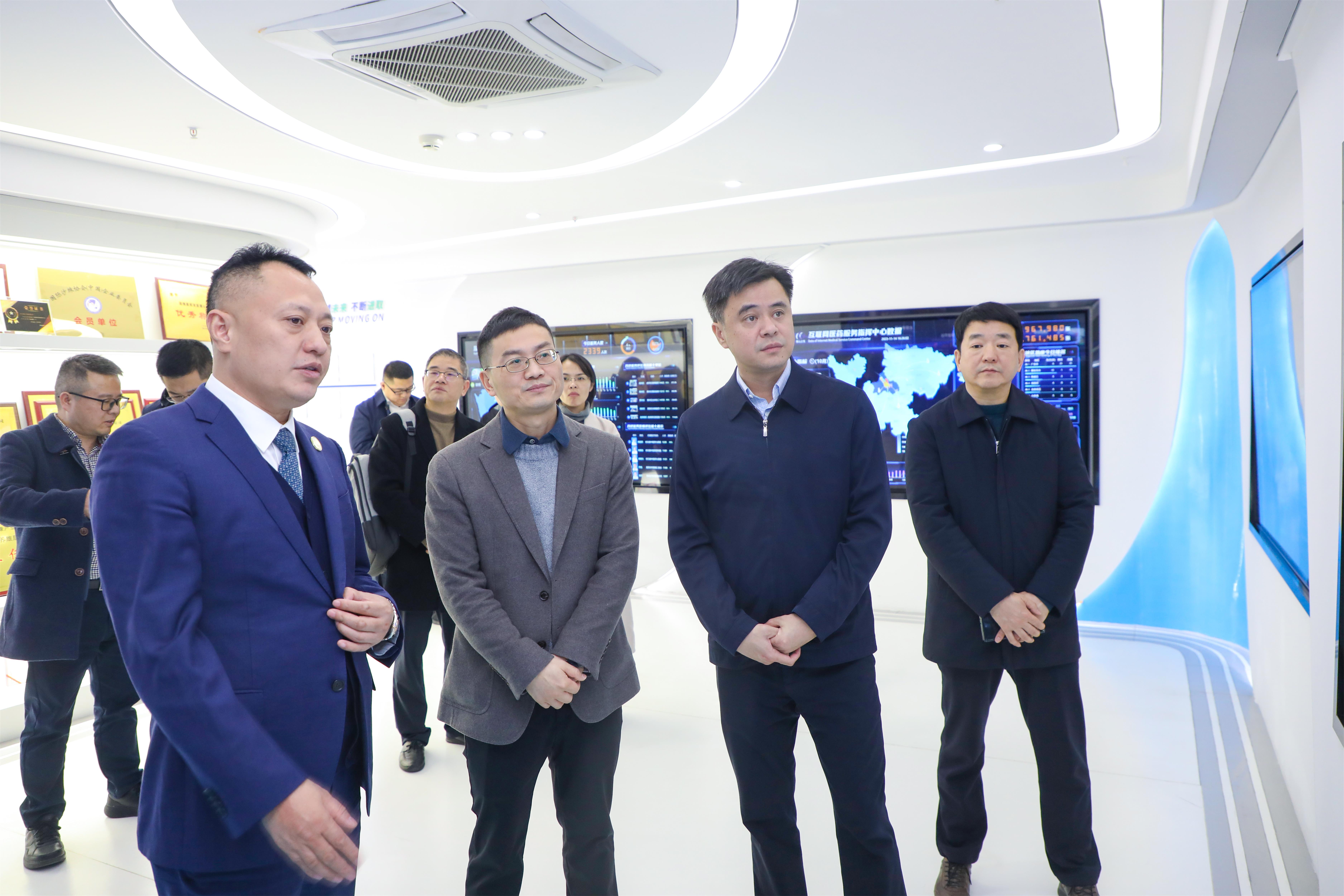 重庆市南岸区人民政府领导一行赴星瑞集团考察交流(图2)