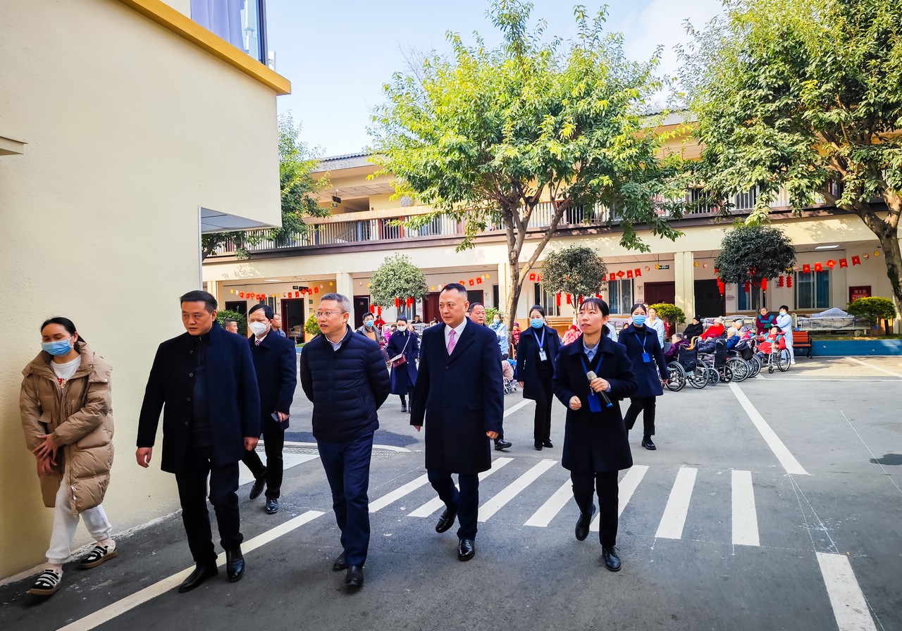 重庆市荣昌区人民政府副区长程昌耀一行莅临星瑞集团考察养老产业(图4)