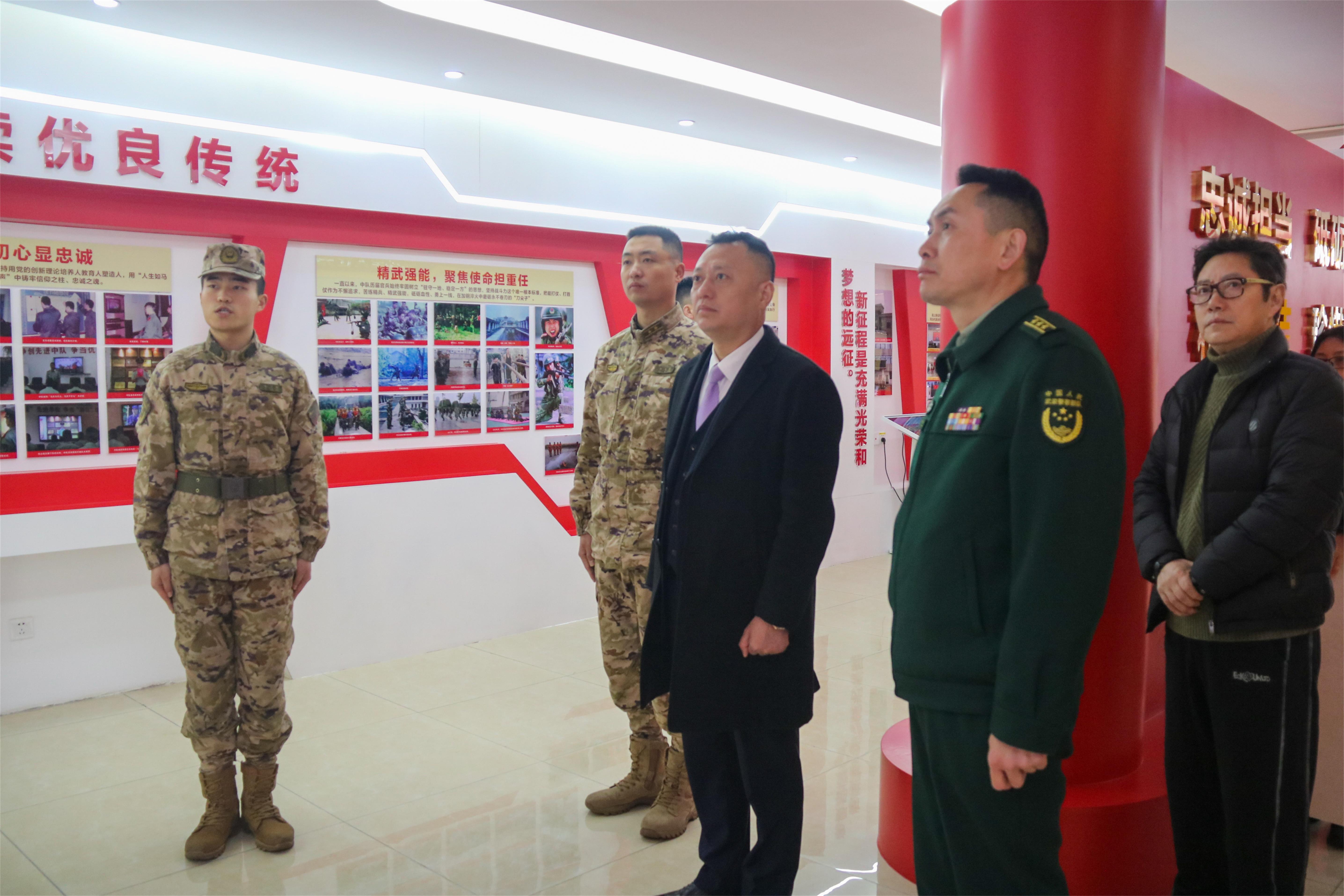 慷慨救济显大爱 军民携手固国防 ——星瑞集团向武警潼南中队战友祁斯垚家庭捐赠(图2)