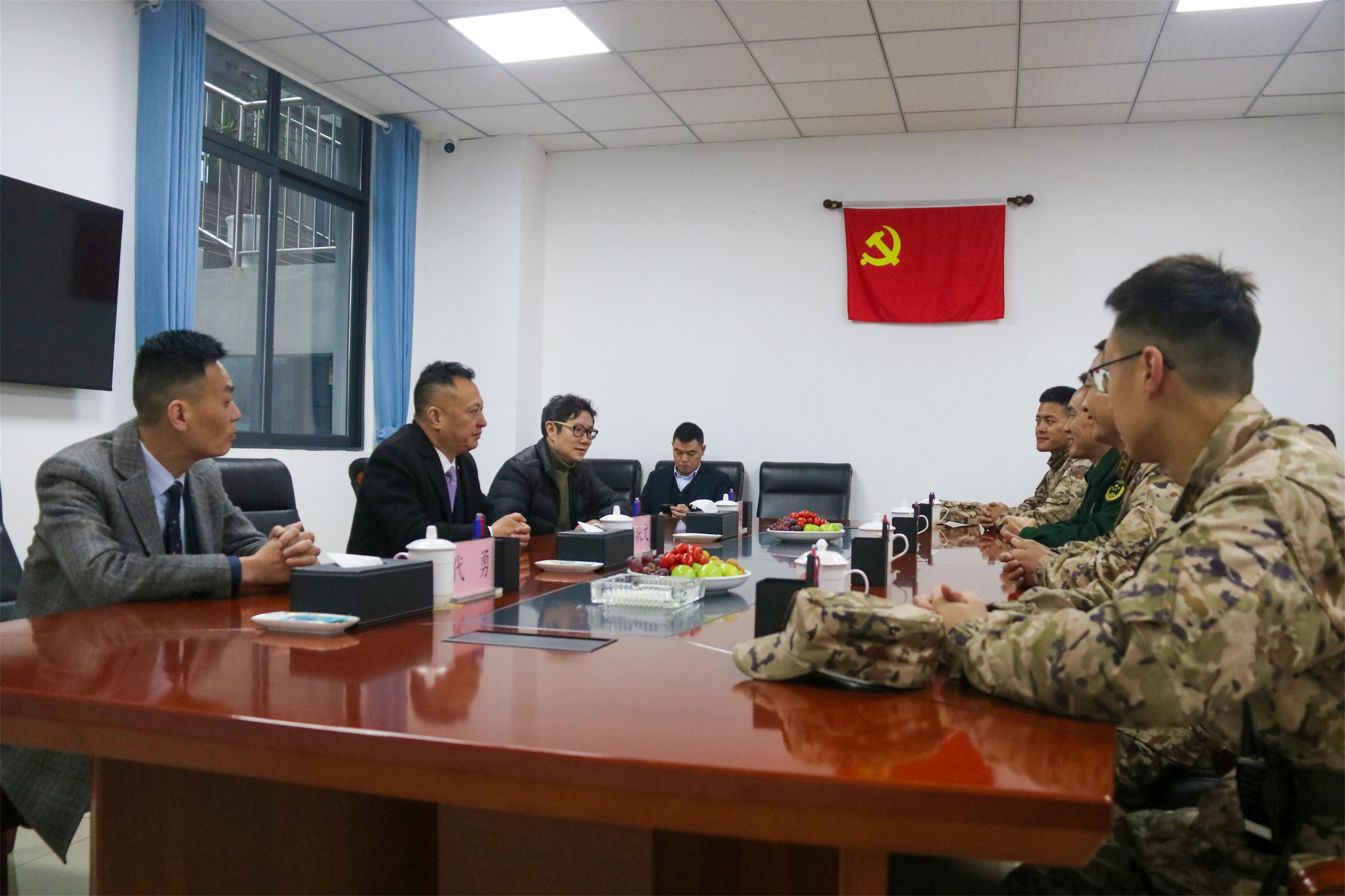 慷慨救济显大爱 军民携手固国防 ——星瑞集团向武警潼南中队战友祁斯垚家庭捐赠(图1)