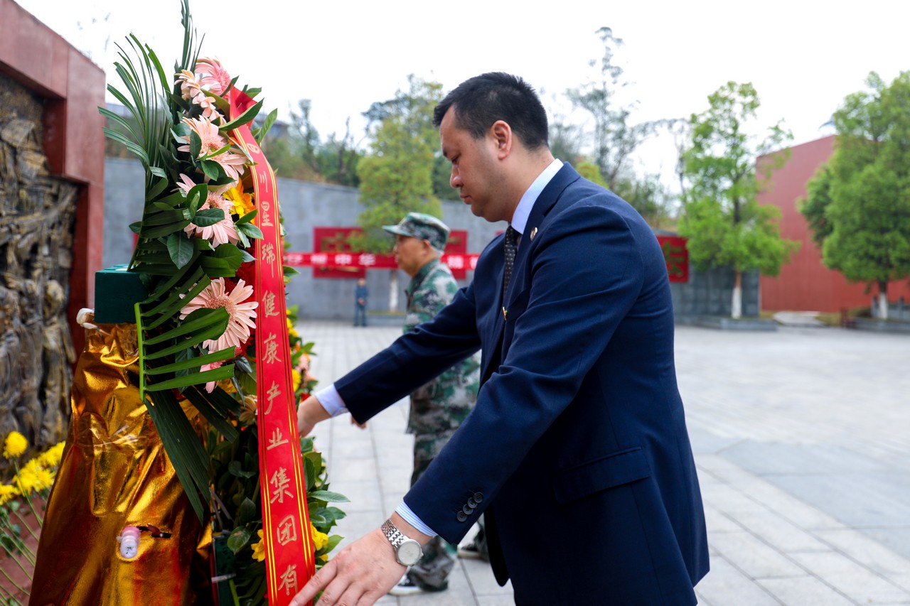 鲜花献英烈 哀思祭忠魂——星瑞集团2024年清明节缅怀英烈活动在各地举行(图8)