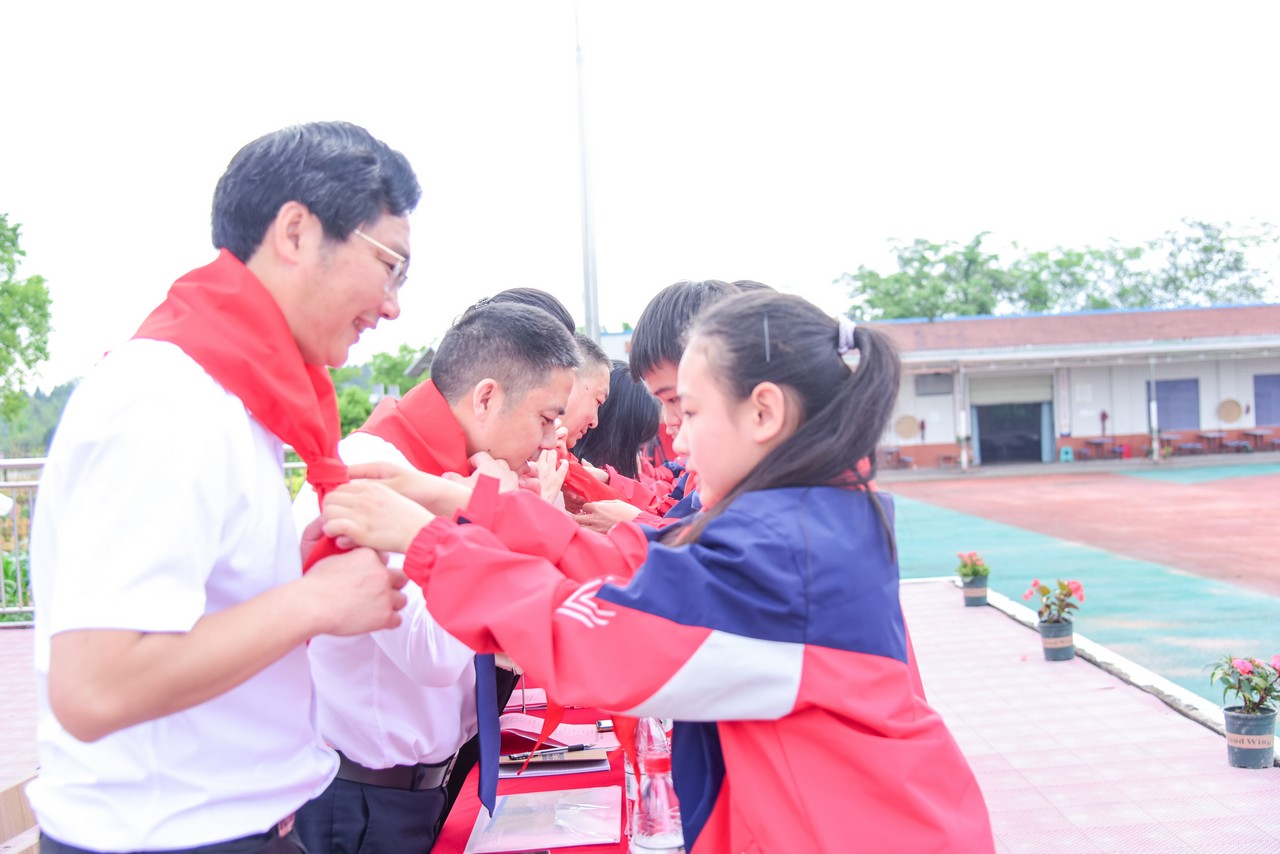 同舟共济 守望相助——星瑞集团向潼南区飞跃小学进行爱心捐赠(图3)