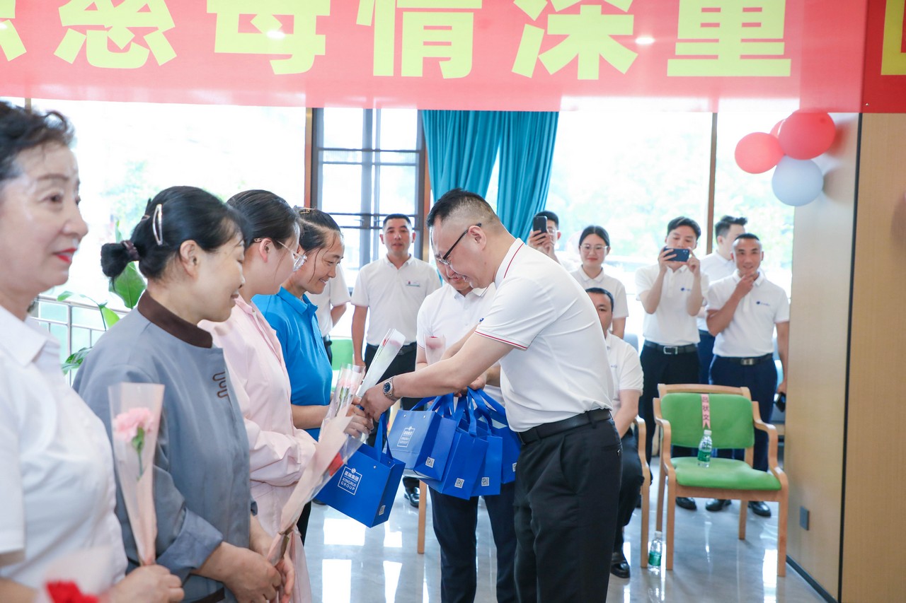 最美康乃馨 爱心献母亲 ——星瑞集团2024年母亲节慰问活动在寿而康犀浦康养中心举行(图11)