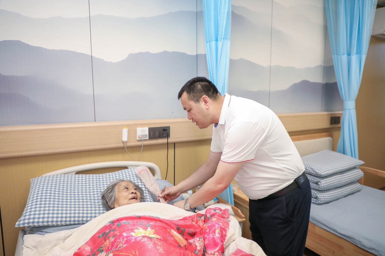 最美康乃馨 爱心献母亲 ——星瑞集团2024年母亲节慰问活动在寿而康犀浦康养中心举行(图14)