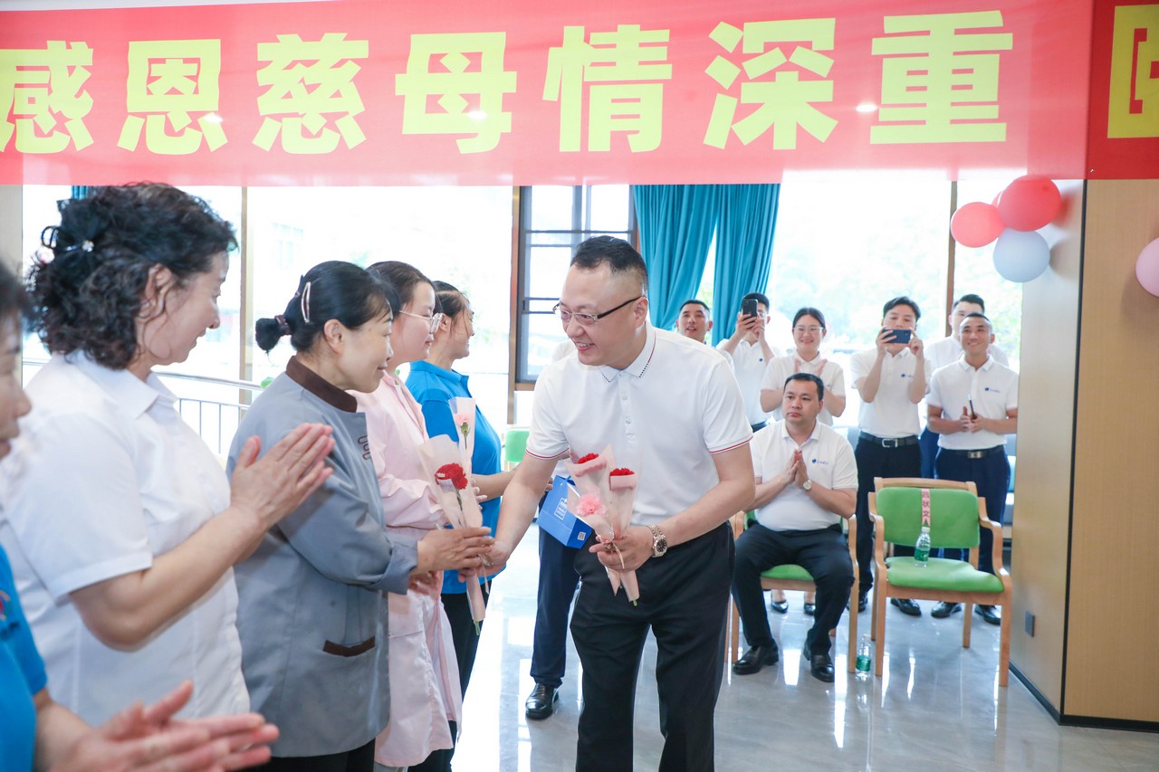 最美康乃馨 爱心献母亲 ——星瑞集团2024年母亲节慰问活动在寿而康犀浦康养中心举行(图10)