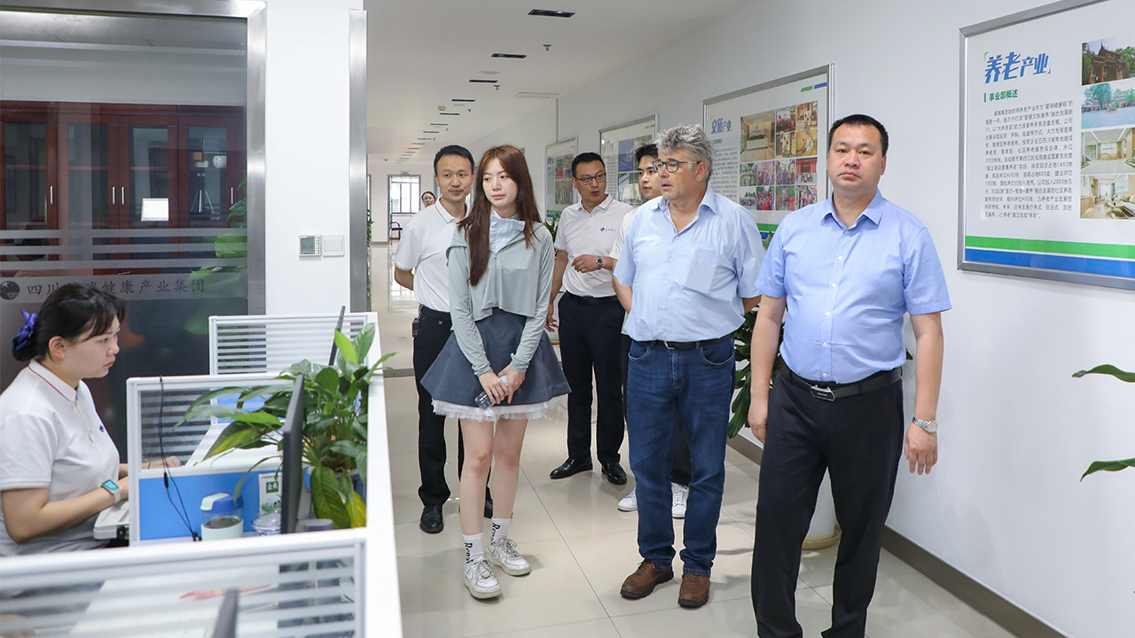 国际蜂联蜂疗科学委员会主席雅诺什教授莅临星瑞集团考察交流(图1)