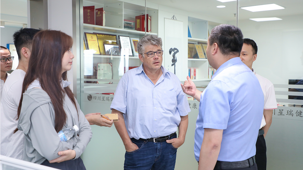 国际蜂联蜂疗科学委员会主席雅诺什教授莅临星瑞集团考察交流(图3)