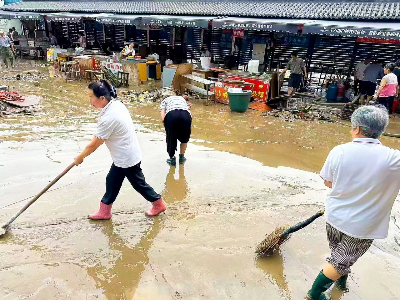 闻“汛”而动,一线有我：星瑞集团黄山区域全力以赴参与歙县抗洪救灾(图3)