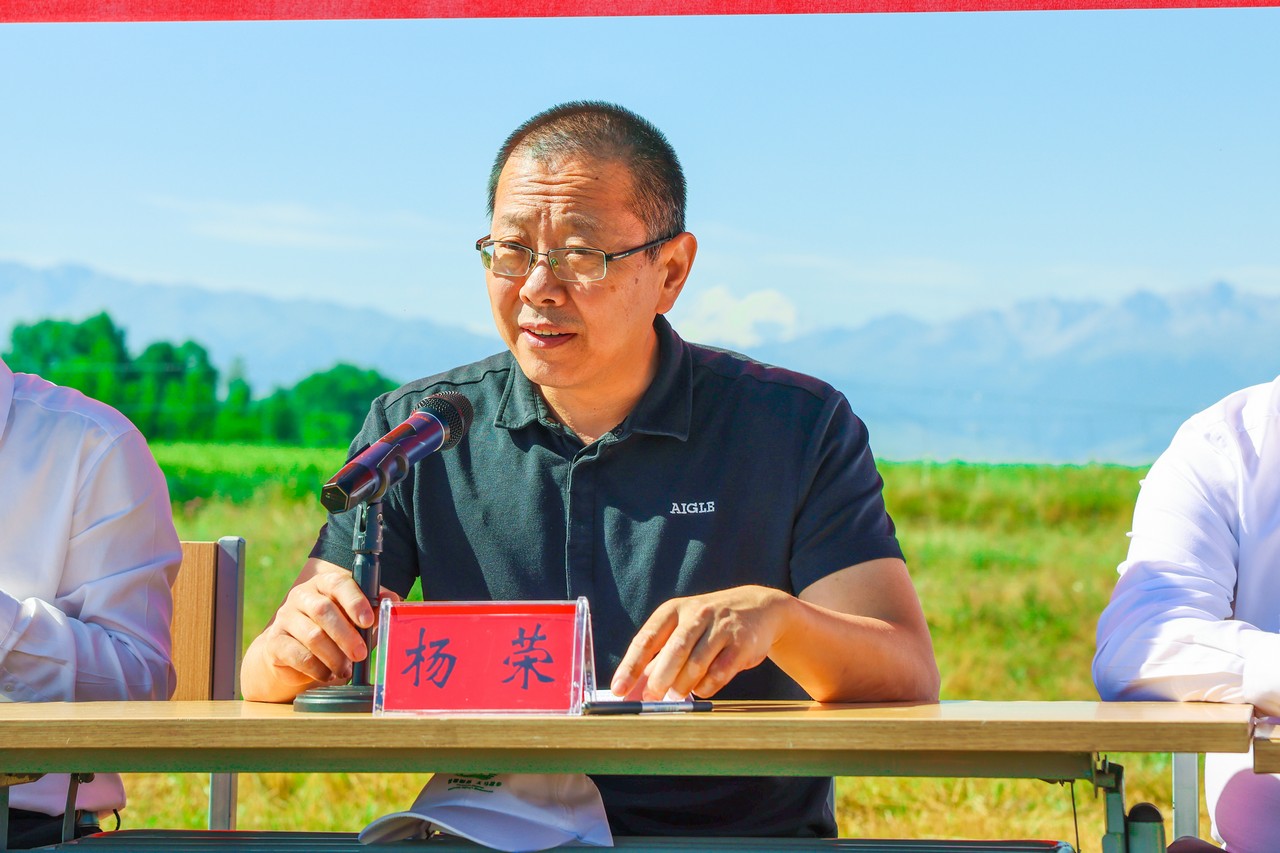 共话浓浓援疆情 同酿乡村振兴蜜——帮扶女性创业养蜂基地揭牌暨养蜂机具捐赠仪式在新疆昭苏县举行 (图4)