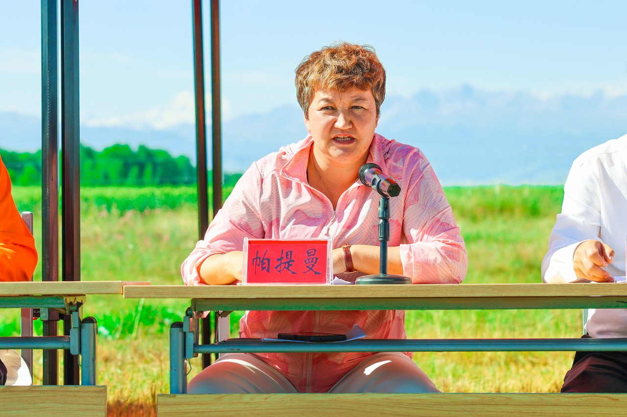 共话浓浓援疆情 同酿乡村振兴蜜——帮扶女性创业养蜂基地揭牌暨养蜂机具捐赠仪式在新疆昭苏县举行 (图2)