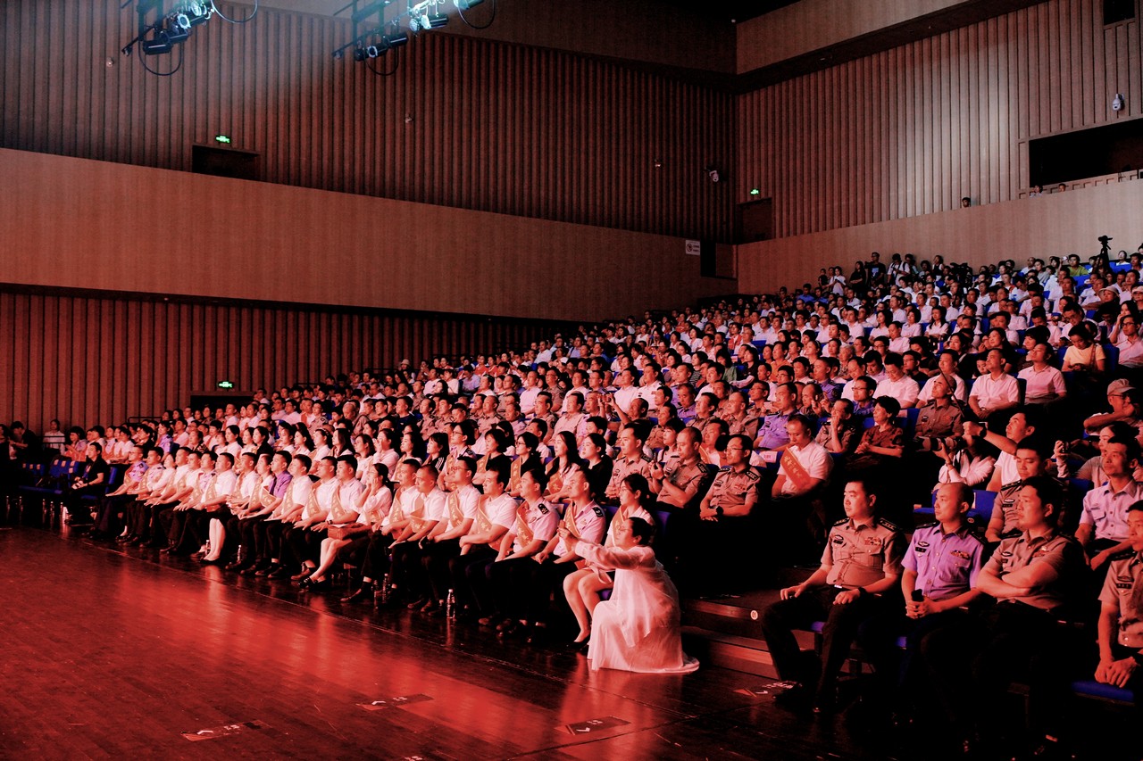 吕状文董事长应邀出席成都市纪念建军97周年双拥文艺演出暨“四美”学习宣传活动颁奖典礼并为获奖者颁奖(图4)