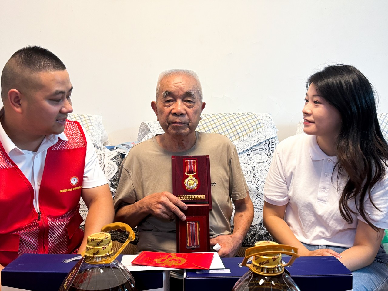 不忘历史 铭记英雄 ——成都高新区爱国拥军联合会会长单位星瑞集团率团慰问参战老兵(图6)
