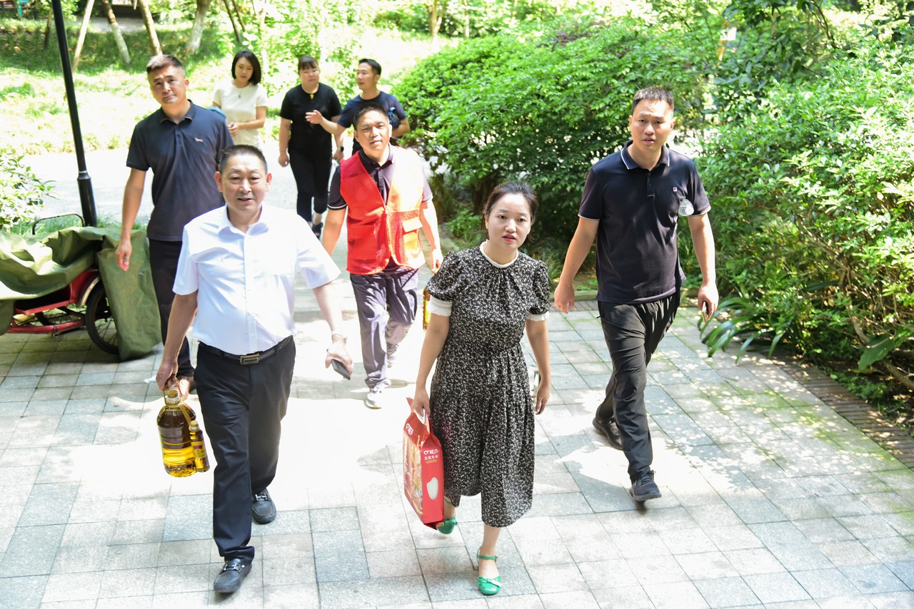 不忘历史 铭记英雄 ——成都高新区爱国拥军联合会会长单位星瑞集团率团慰问参战老兵(图1)