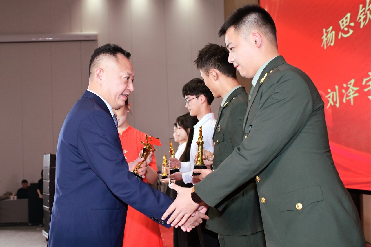 “强国有我·逐梦未来”2024年成都市校园国防教育暨红色宣讲员大赛颁奖典礼在成都星瑞墨林艺术酒店成功举行(图23)