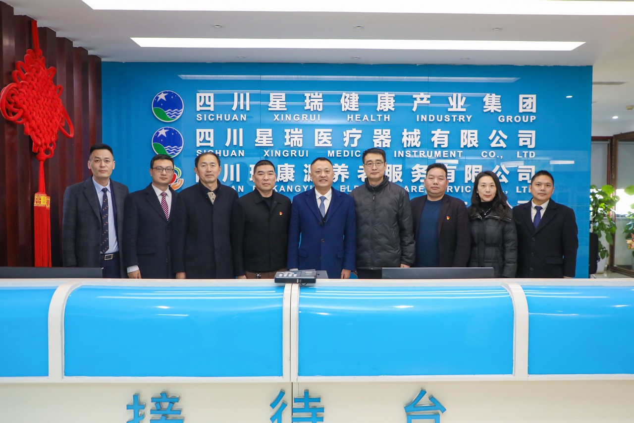 成都市爱国拥军联合会走访星瑞集团并赠送海军“福建号”航母模型(图2)