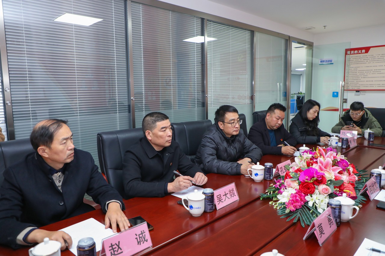 成都市爱国拥军联合会走访星瑞集团并赠送海军“福建号”航母模型(图8)