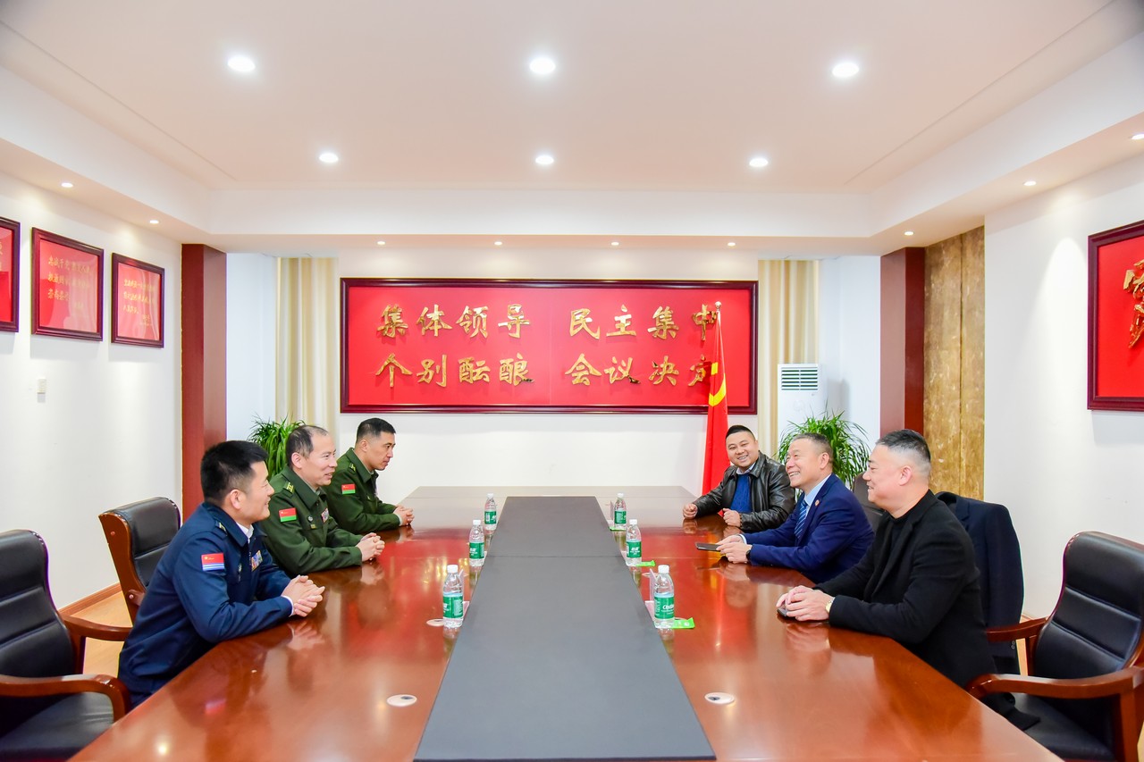 节前慰问显真情 殷殷关怀暖军心——星瑞集团联合四川汉茂药业慰问解放军驻蓉某部(图2)