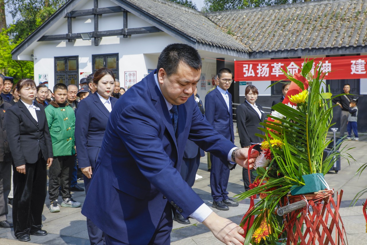 缅怀英烈祭忠魂 抚今追昔思奋进——星瑞集团2025年清明节缅怀英烈活动在全国各地举行(图5)