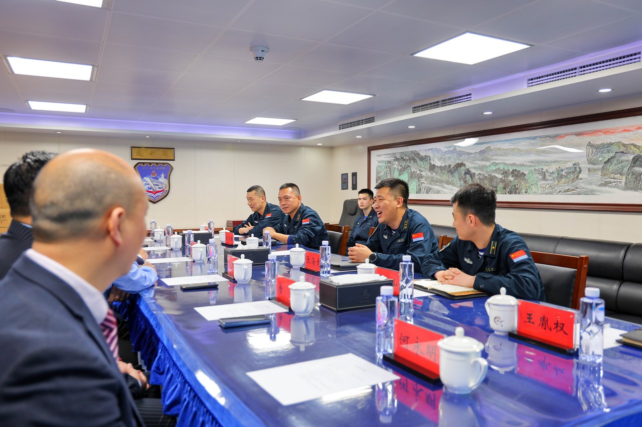 同舟共济 舰傲深蓝 ——星瑞集团随成都市双拥慰问团对成都舰进行慰问(图2)