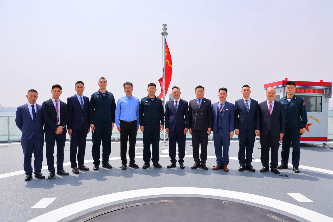 同舟共济 舰傲深蓝 ——星瑞集团随成都市双拥慰问团对成都舰进行慰问(图1)