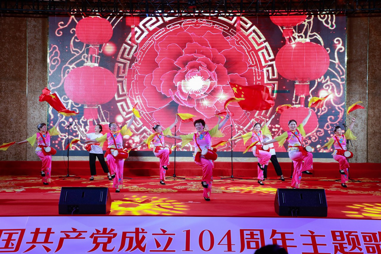 赤心永驻 声颂华章——星瑞集团庆祝中国共产党成立104周年主题歌咏比赛在蓉成功举行(图7)