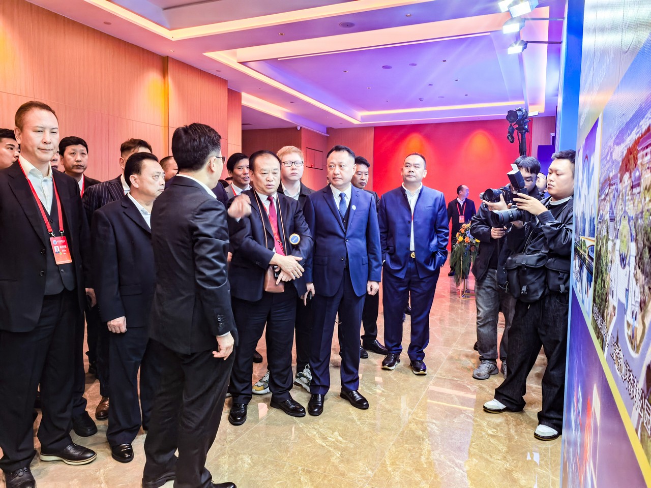 吕状文董事长应邀出席全球渝商大会并发言(图4) 吕状文董事长应邀出席全球渝商大会并发言(图10)