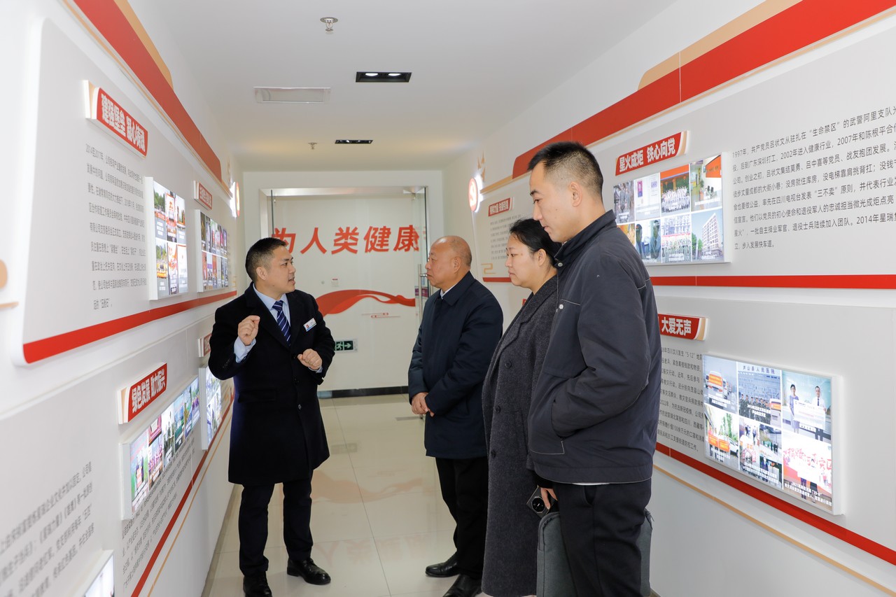 全国劳动模范、成都市郫都区战旗村党委书记高德敏一行莅临星瑞集团考察交流(图2) 全国劳动模范、成都市郫都区战旗村党委书记高德敏一行莅临星瑞集团考察交流(图2)