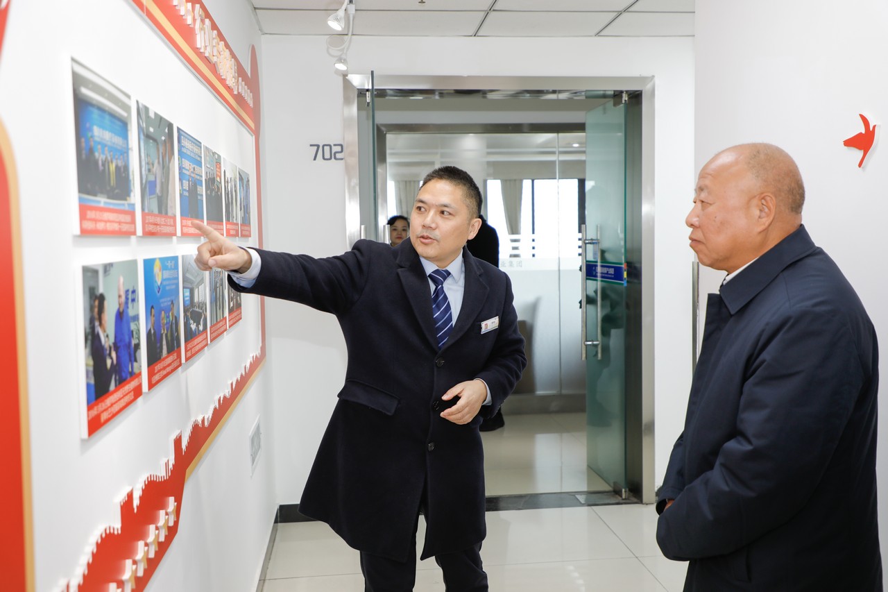 全国劳动模范、成都市郫都区战旗村党委书记高德敏一行莅临星瑞集团考察交流(图3) 全国劳动模范、成都市郫都区战旗村党委书记高德敏一行莅临星瑞集团考察交流(图3)