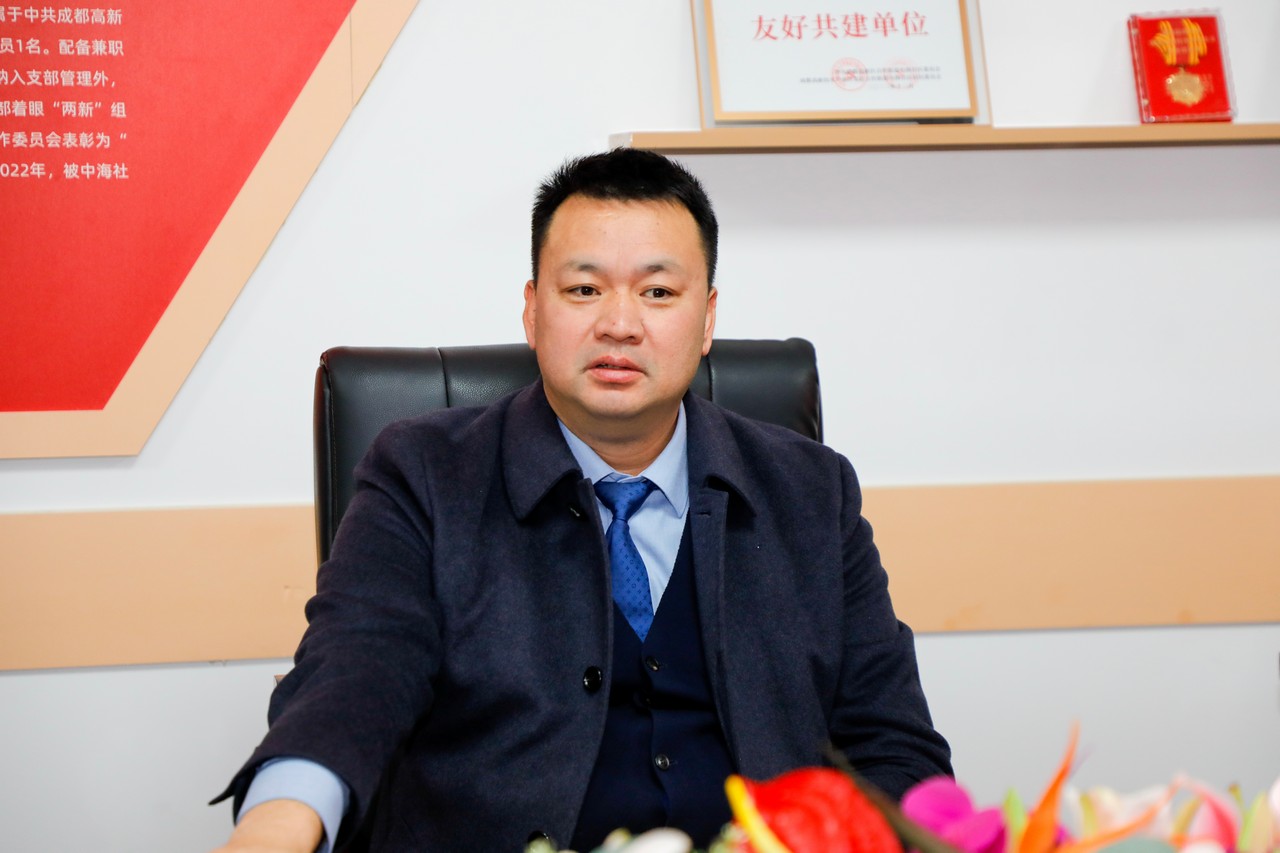 全国劳动模范、成都市郫都区战旗村党委书记高德敏一行莅临星瑞集团考察交流(图5) 全国劳动模范、成都市郫都区战旗村党委书记高德敏一行莅临星瑞集团考察交流(图5)