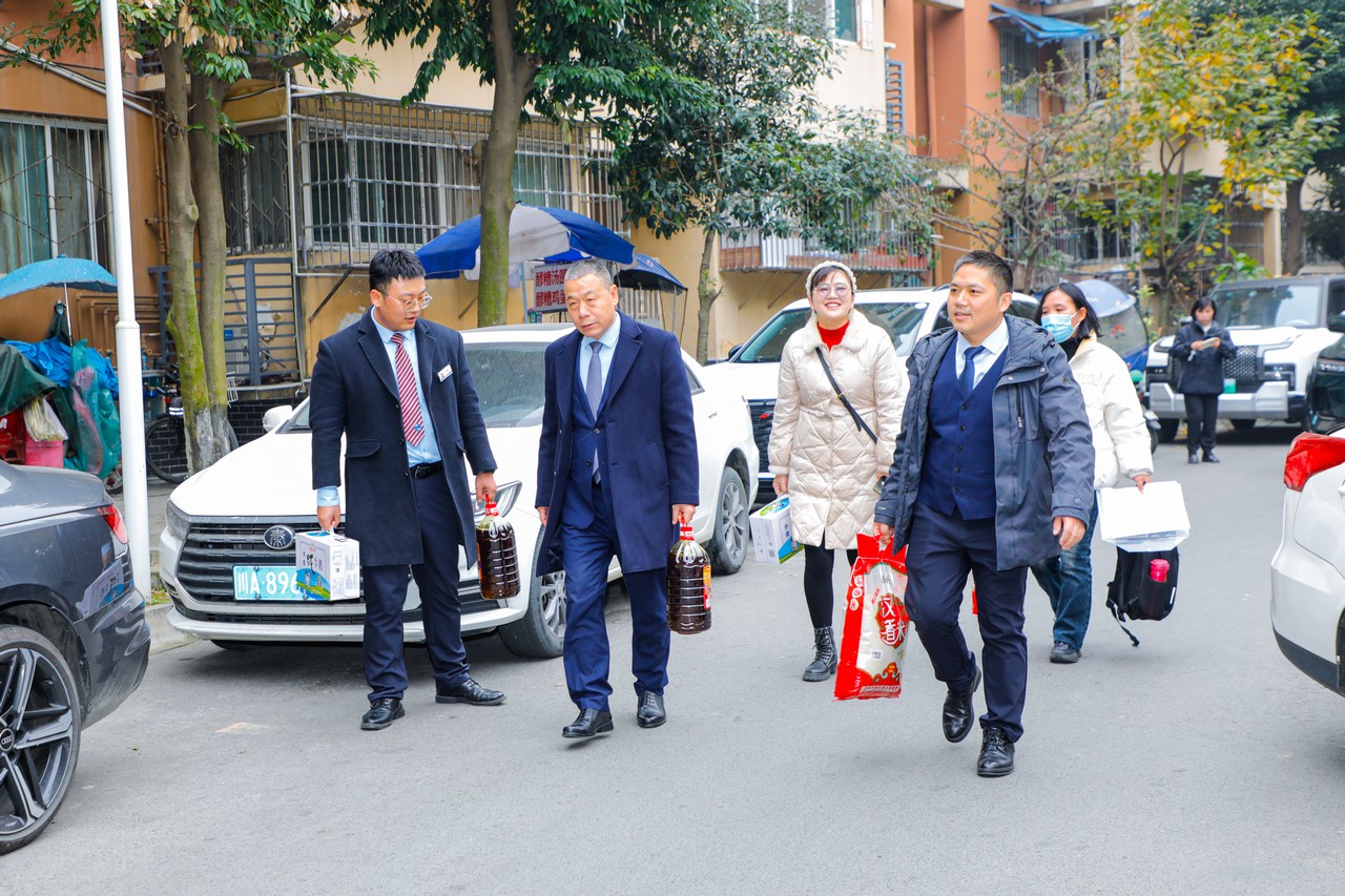 寒冬送温暖 真情暖兵心——开元ky棋8924参与成都高新区“战旗飘扬·老兵帮扶”特别行动(图2)