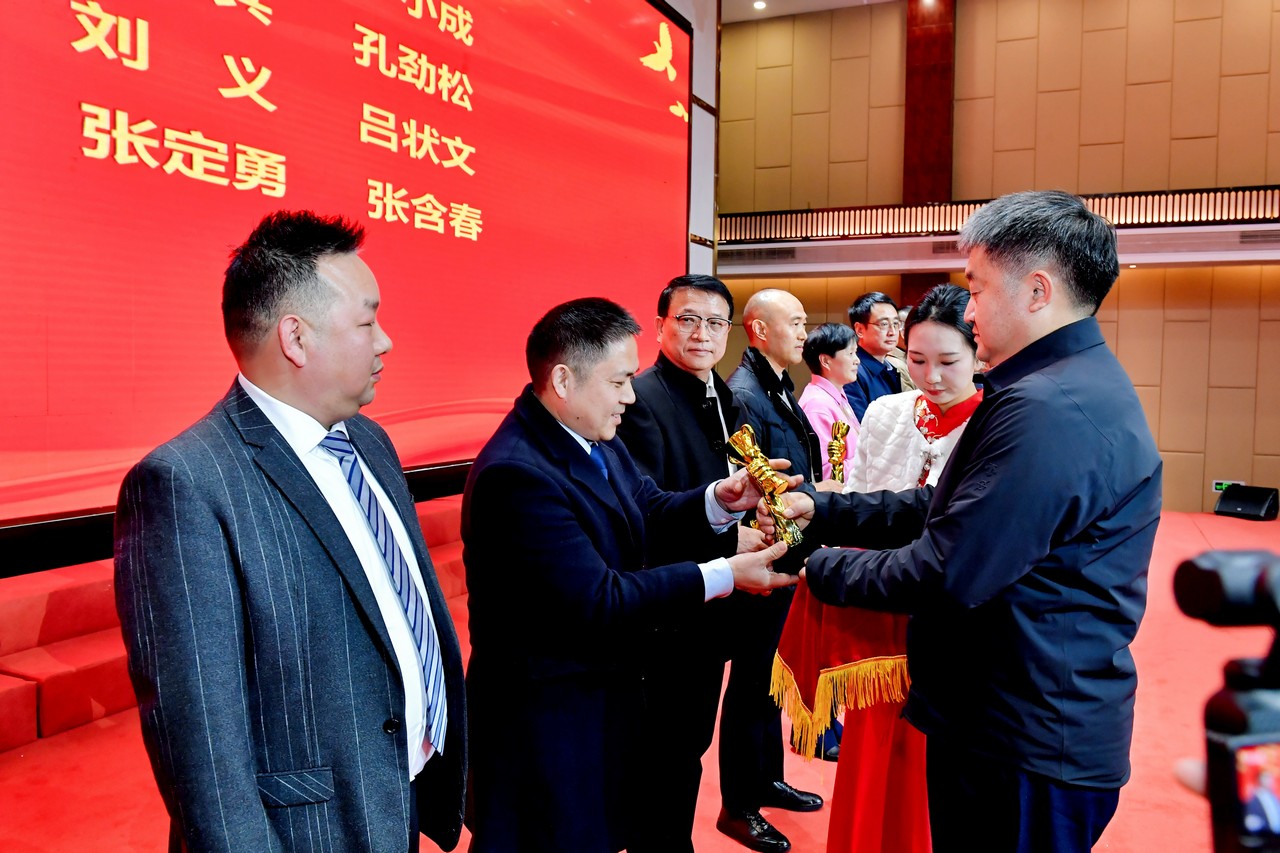 吕状文董事长与开元ky棋8924分获成都市首届社会化拥军“杰出人物”“明星企业”荣誉！(图4)