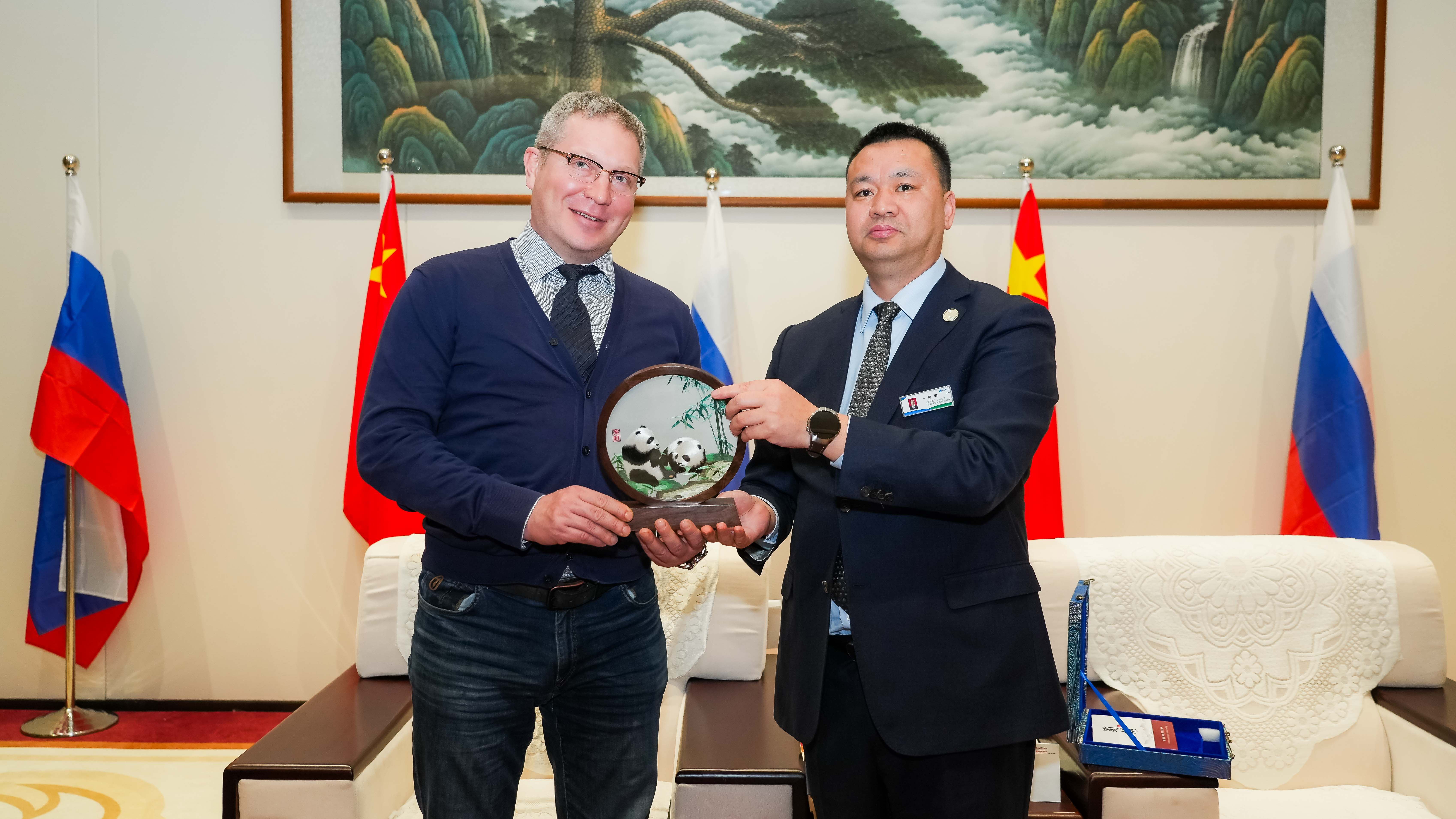 俄罗斯哈卡斯共和国一级国务参赞别洛诺果夫一行莅临开元ky棋8924考察交流(图3)