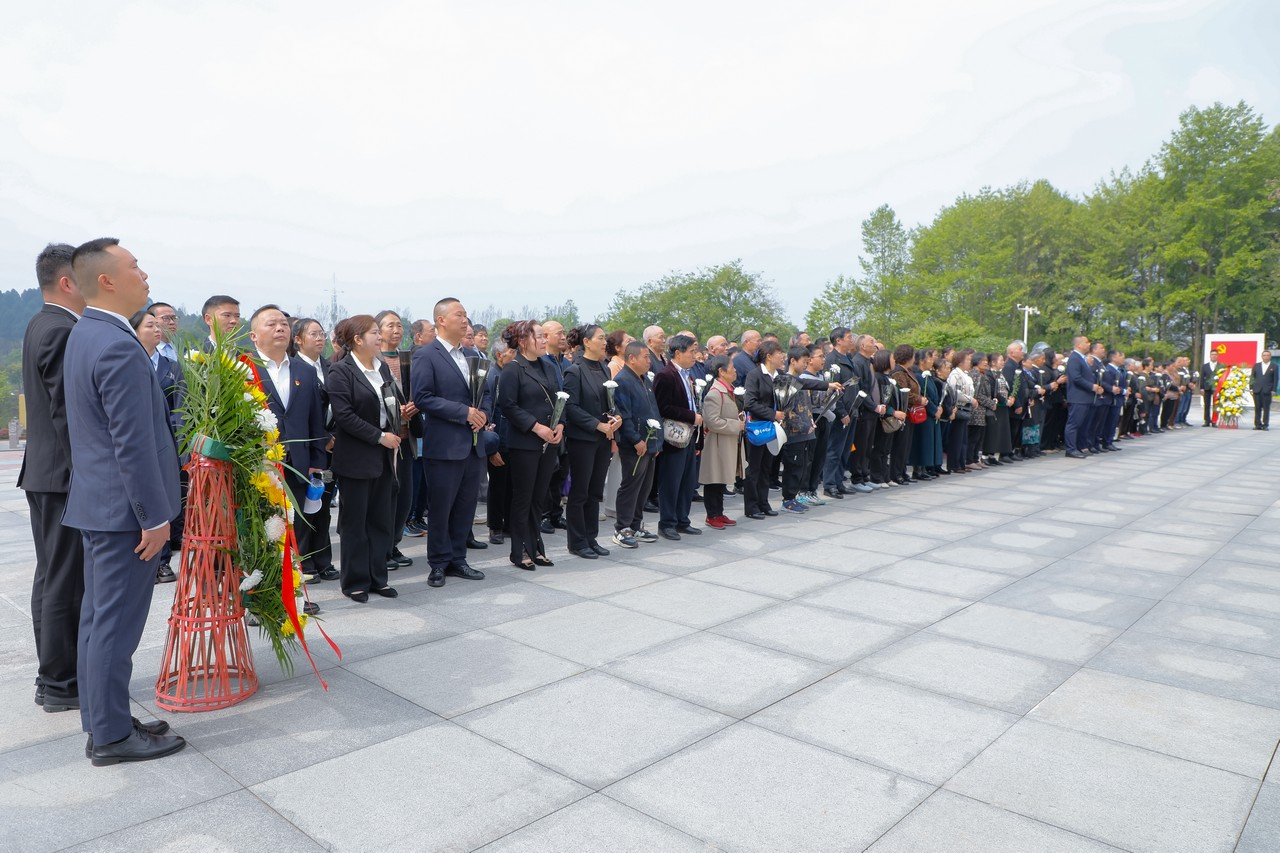 缅怀革命英烈,传承红色初心——星瑞集团2026年清明节缅怀英烈活动在成都市烈士陵园举行(图2) 缅怀革命英烈,传承红色初心——星瑞集团2026年清明节缅怀英烈活动在成都市烈士陵园举行(图2)