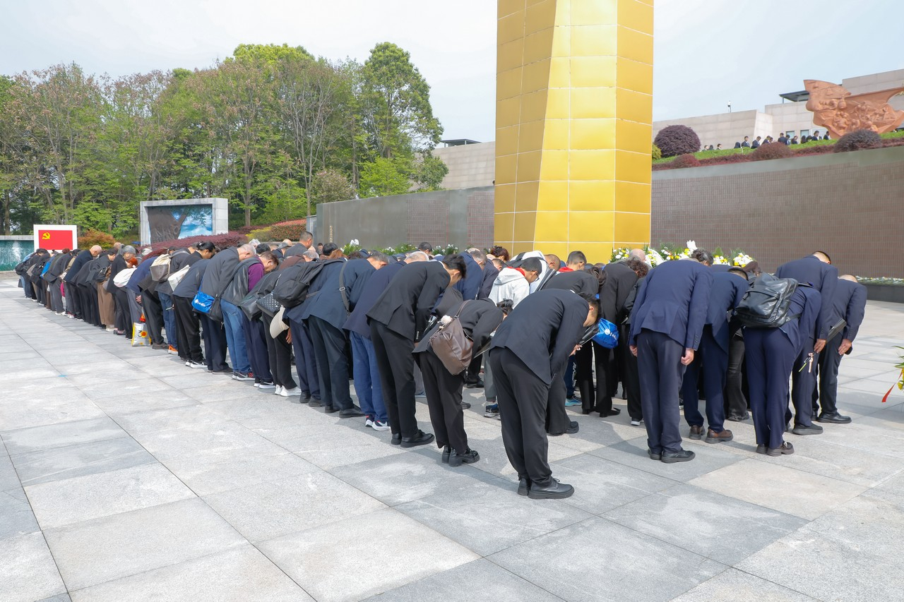 缅怀革命英烈,传承红色初心——星瑞集团2026年清明节缅怀英烈活动在成都市烈士陵园举行(图6) 缅怀革命英烈,传承红色初心——星瑞集团2026年清明节缅怀英烈活动在成都市烈士陵园举行(图6)