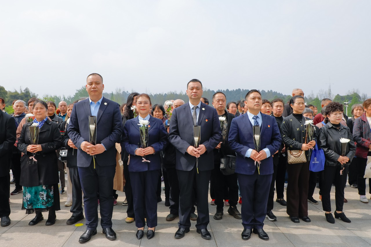 缅怀革命英烈,传承红色初心——星瑞集团2026年清明节缅怀英烈活动在成都市烈士陵园举行(图1) 缅怀革命英烈,传承红色初心——星瑞集团2026年清明节缅怀英烈活动在成都市烈士陵园举行(图1)