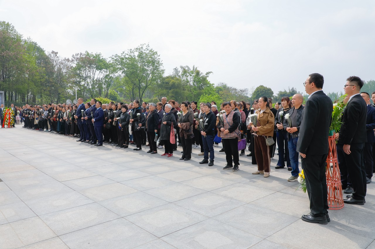 缅怀革命英烈,传承红色初心——星瑞集团2026年清明节缅怀英烈活动在成都市烈士陵园举行(图3) 缅怀革命英烈,传承红色初心——星瑞集团2026年清明节缅怀英烈活动在成都市烈士陵园举行(图3)