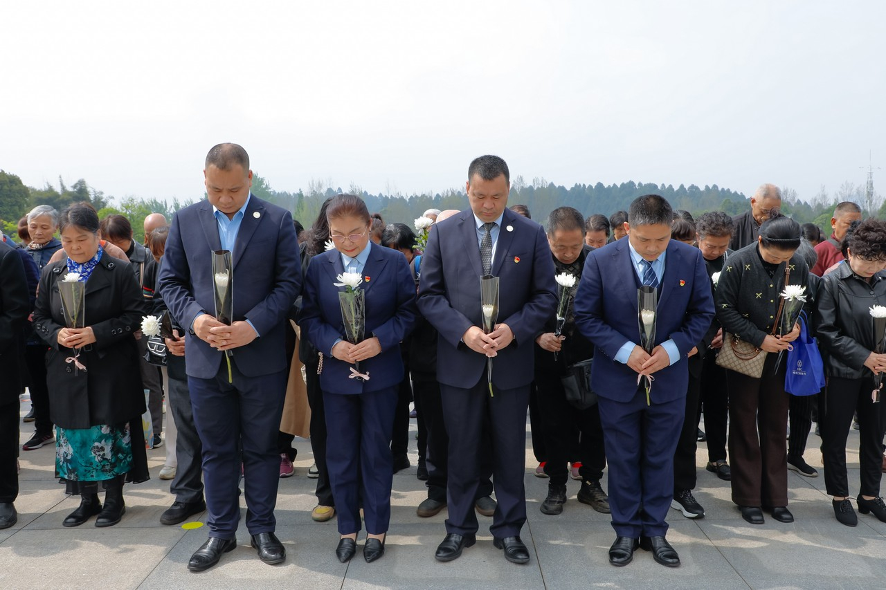 缅怀革命英烈,传承红色初心——星瑞集团2026年清明节缅怀英烈活动在成都市烈士陵园举行(图4) 缅怀革命英烈,传承红色初心——星瑞集团2026年清明节缅怀英烈活动在成都市烈士陵园举行(图4)