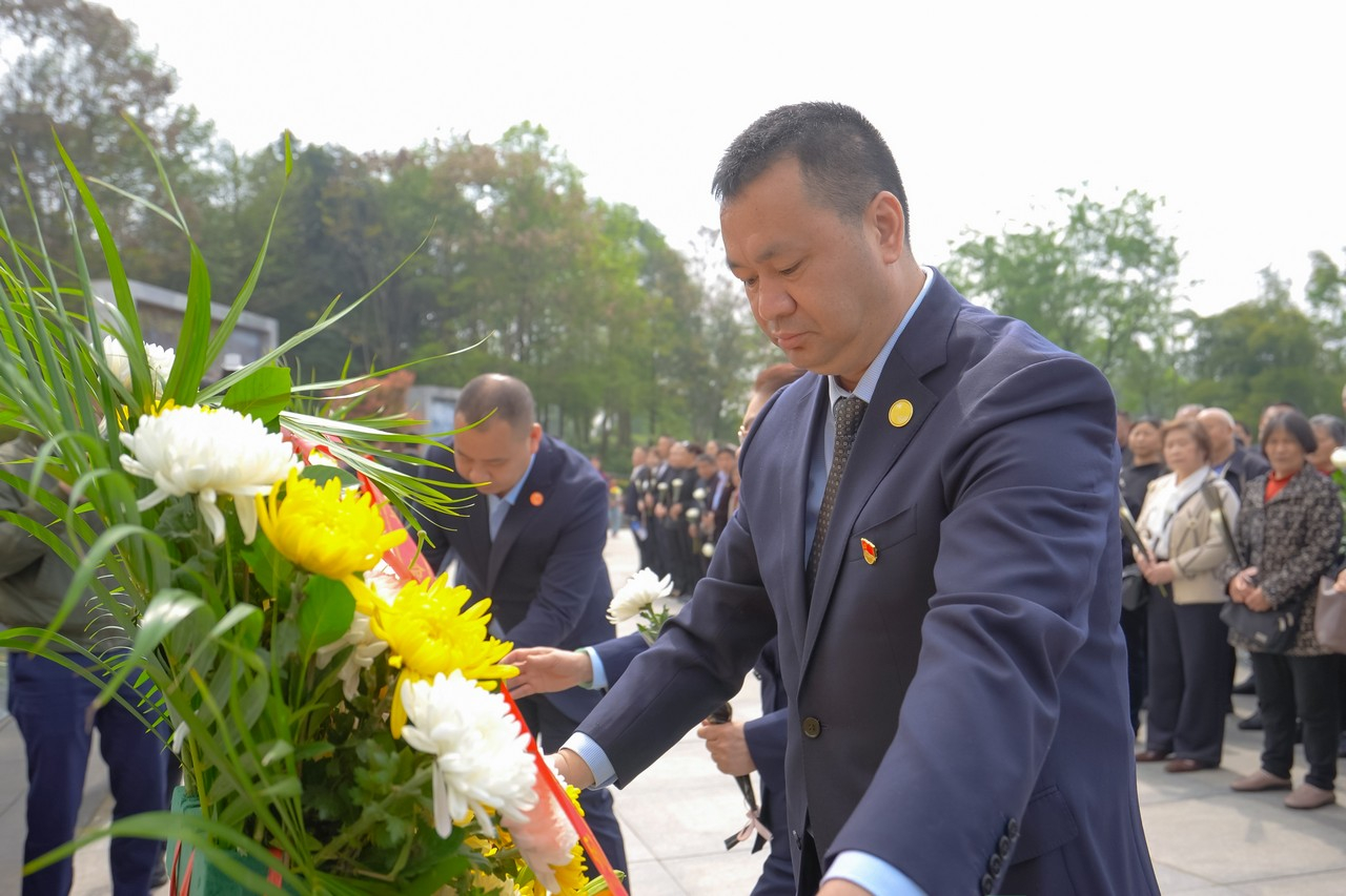 缅怀革命英烈,传承红色初心——星瑞集团2026年清明节缅怀英烈活动在成都市烈士陵园举行(图8) 缅怀革命英烈,传承红色初心——星瑞集团2026年清明节缅怀英烈活动在成都市烈士陵园举行(图9)