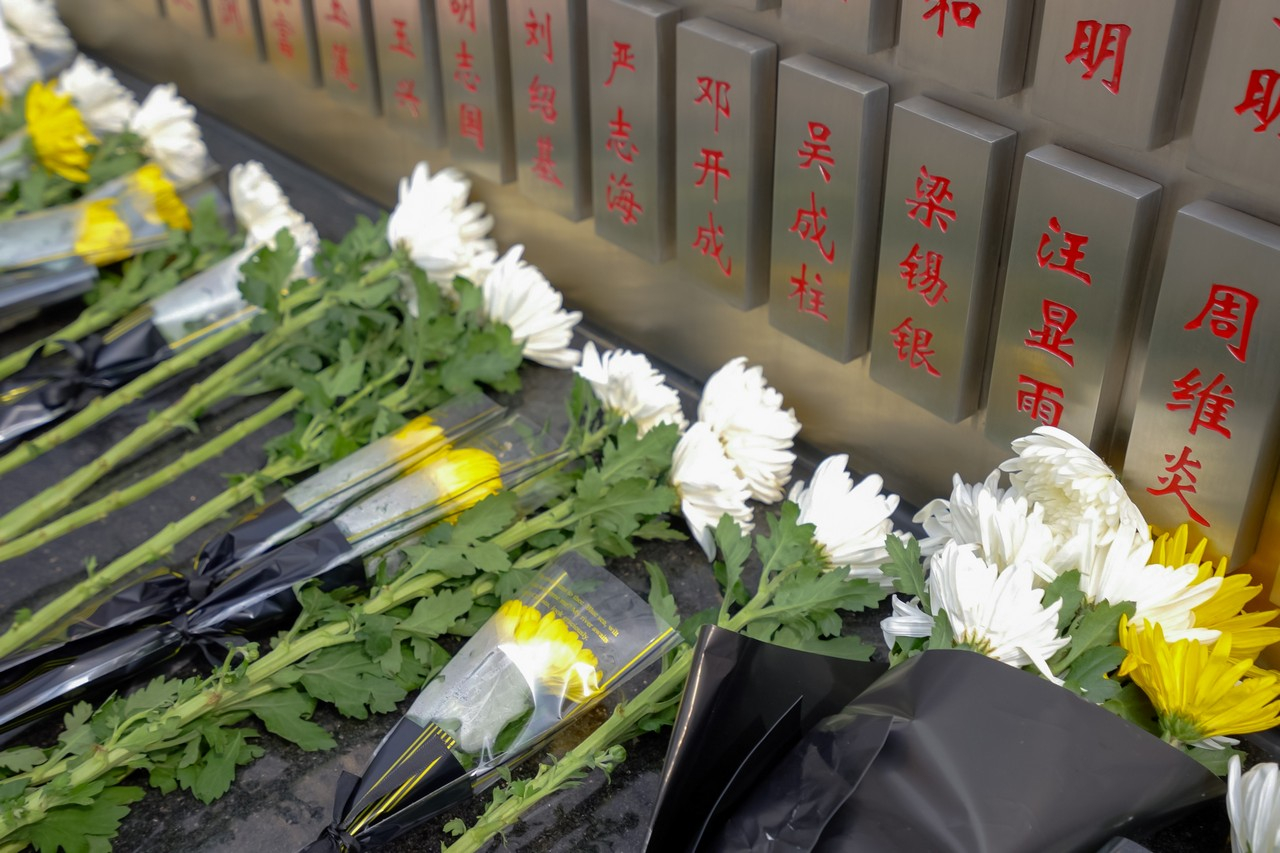 缅怀革命英烈,传承红色初心——星瑞集团2026年清明节缅怀英烈活动在成都市烈士陵园举行(图10) 缅怀革命英烈,传承红色初心——星瑞集团2026年清明节缅怀英烈活动在成都市烈士陵园举行(图12)