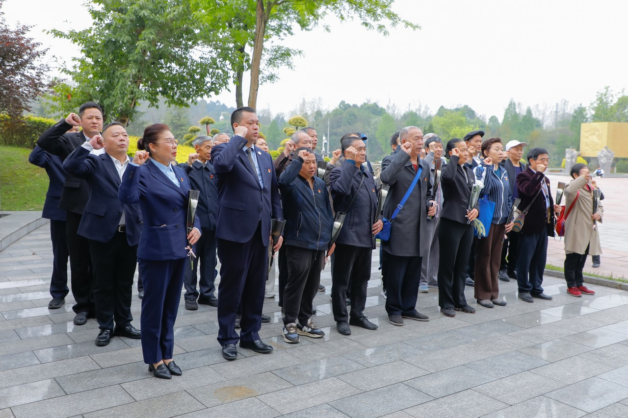 缅怀革命英烈,传承红色初心——星瑞集团2026年清明节缅怀英烈活动在成都市烈士陵园举行(图12) 缅怀革命英烈,传承红色初心——星瑞集团2026年清明节缅怀英烈活动在成都市烈士陵园举行(图14)